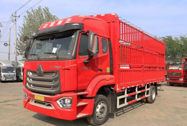 Camion de transport de clôtures