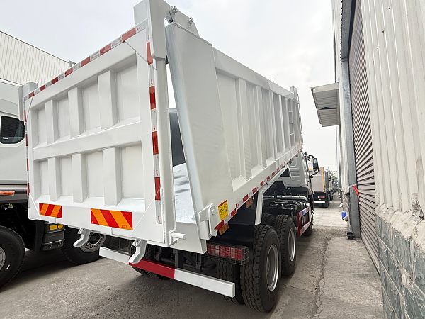Camion à benne basculante