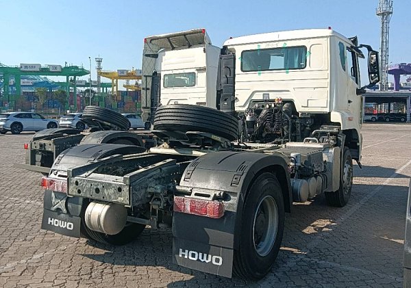 Tracteur routier HOWO NX 4×2 (6)