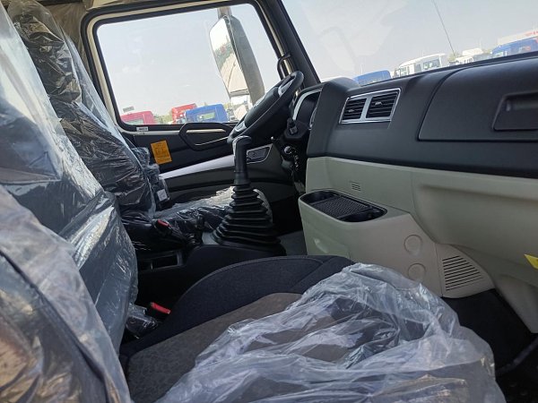 Tracteur routier HOWO NX 4×2 (1)