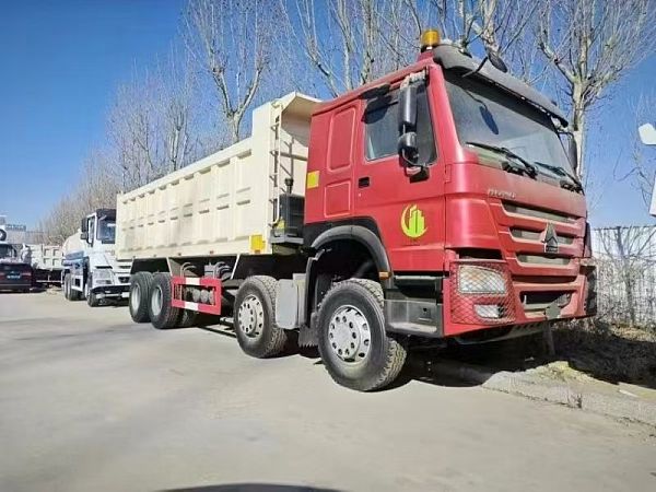 Camion-benne à 12 roues