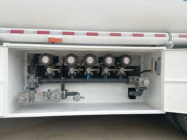 Camion-citerne HOWO 8×4 (4)
