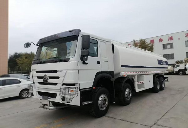 Camion-citerne HOWO 8×4 (2)