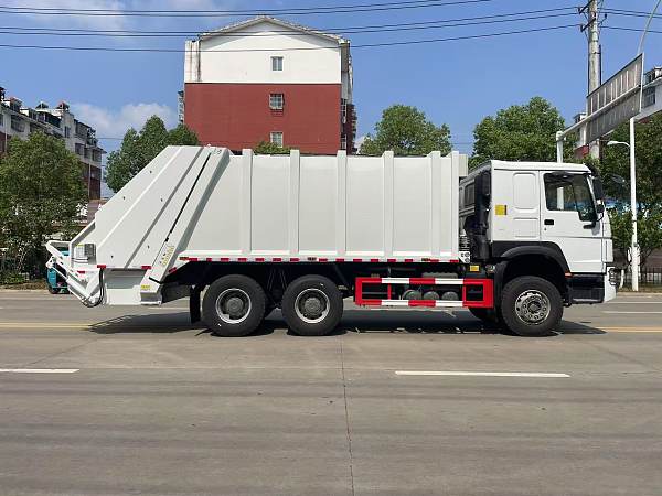 Camion-poubelle à compression