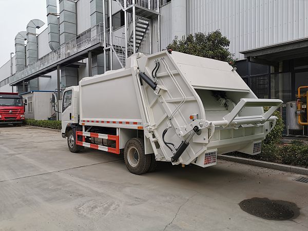 Camion-poubelle léger à benne compacte