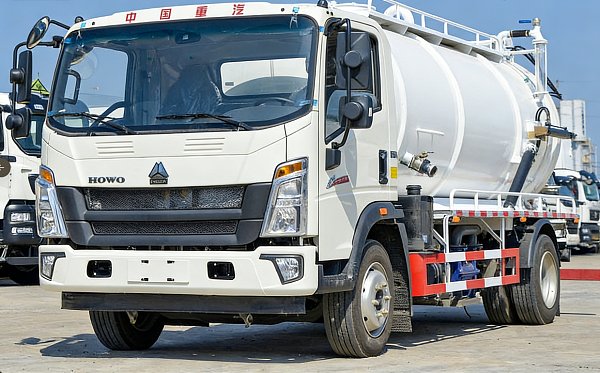 Camion-citerne d'aspiration des eaux usées