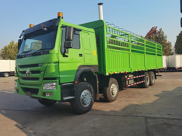 Camion à bâche tendue