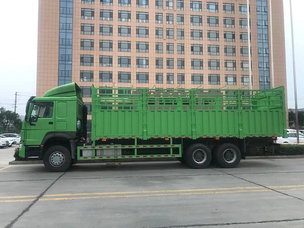 Camion à cage