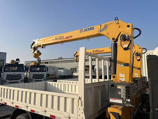 Camionnette équipée d'une grue