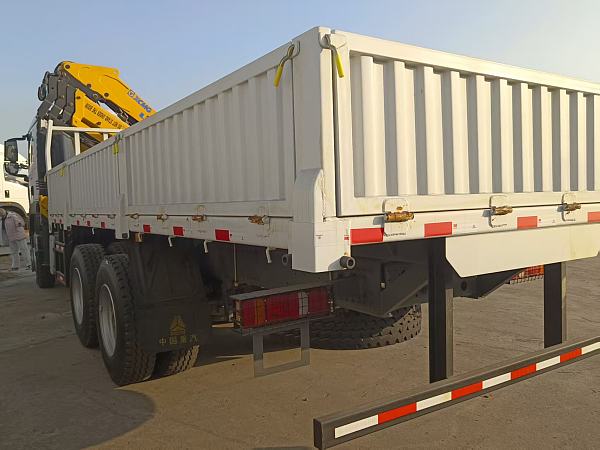 Camion-grue HOWO TX 6×4 (3)