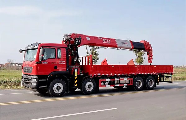 Camion-grue HOWO TX 8×4 (1)