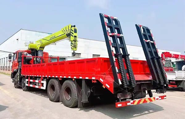 Camion-grue HOWO TX 8×4 (2)