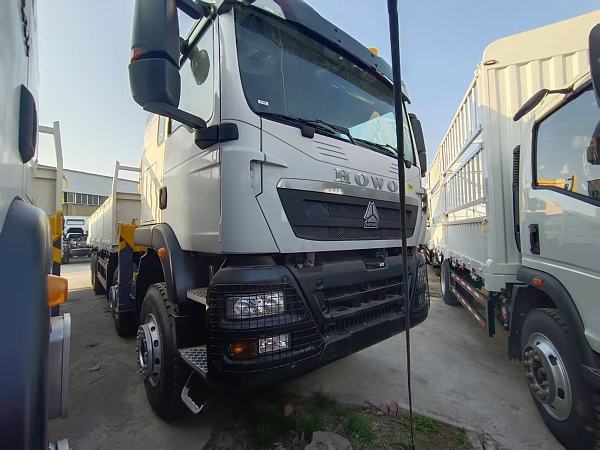 Grue embarquée sur camion HOWO TX 8x4