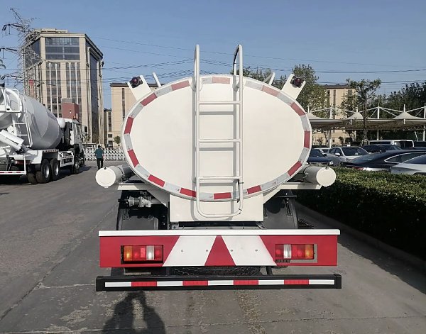 Arrosage avec un camion léger