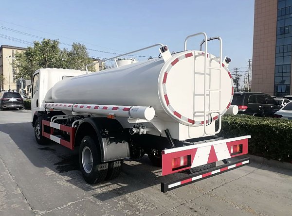 Arrosage à l'aide d'un camion léger