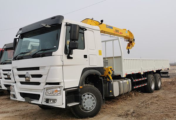 Camion-grue à flèche droite