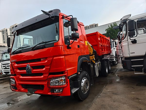 Camion-benne à grue repliable