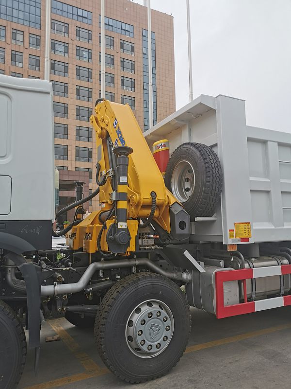 Grue sur camion à flèche repliable