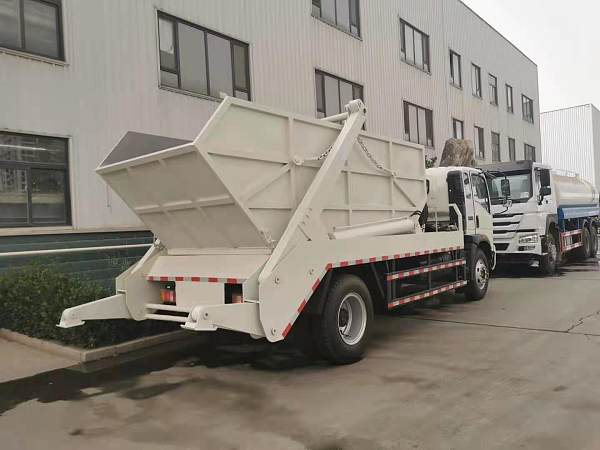 Camion-poubelle articulé de petite taille