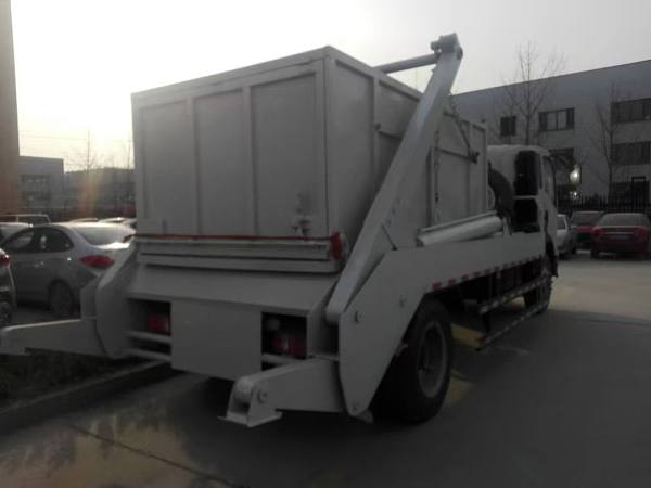 Camion-poubelle à bras articulé