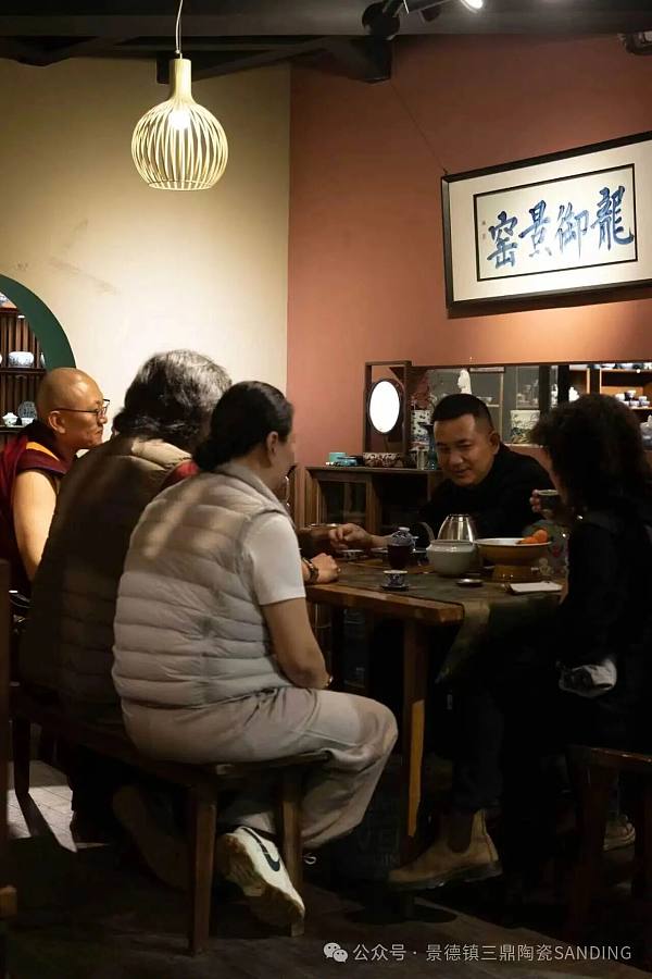 瓷韵为媒，共话传承｜壤塘非遗文化代表团莅临三鼎陶瓷交流参访
