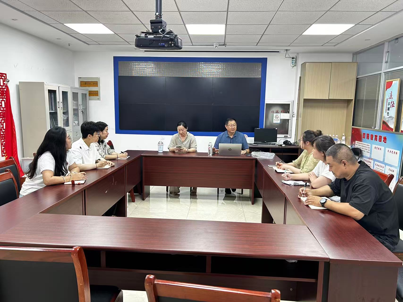 刘老师为社区工作人员作心理健康知识和情绪管理讲座