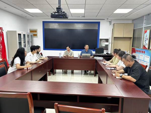 刘老师为社区工作人员作心理健康知识和情绪管理讲座