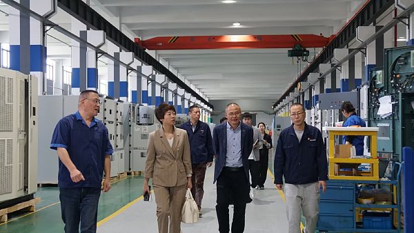 乐清市投促中心党组书记、主任张秀琴一行莅临雷诺尔调研指导