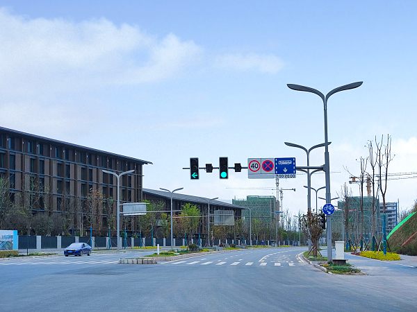 Ofreciendo iluminación adaptativa que mejora la visibilidad y el confort, apoyando operaciones urbanas más inteligentes.