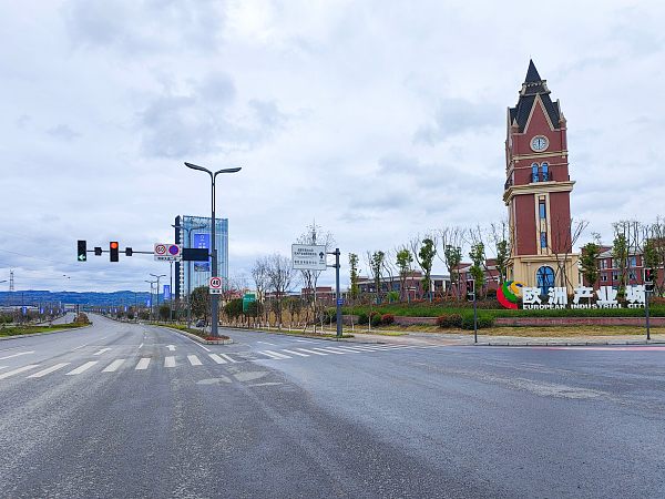 قدّم إضاءة موثوقة وعالية الأداء للمساحات الكبيرة ذات ساعات التشغيل الطويلة.