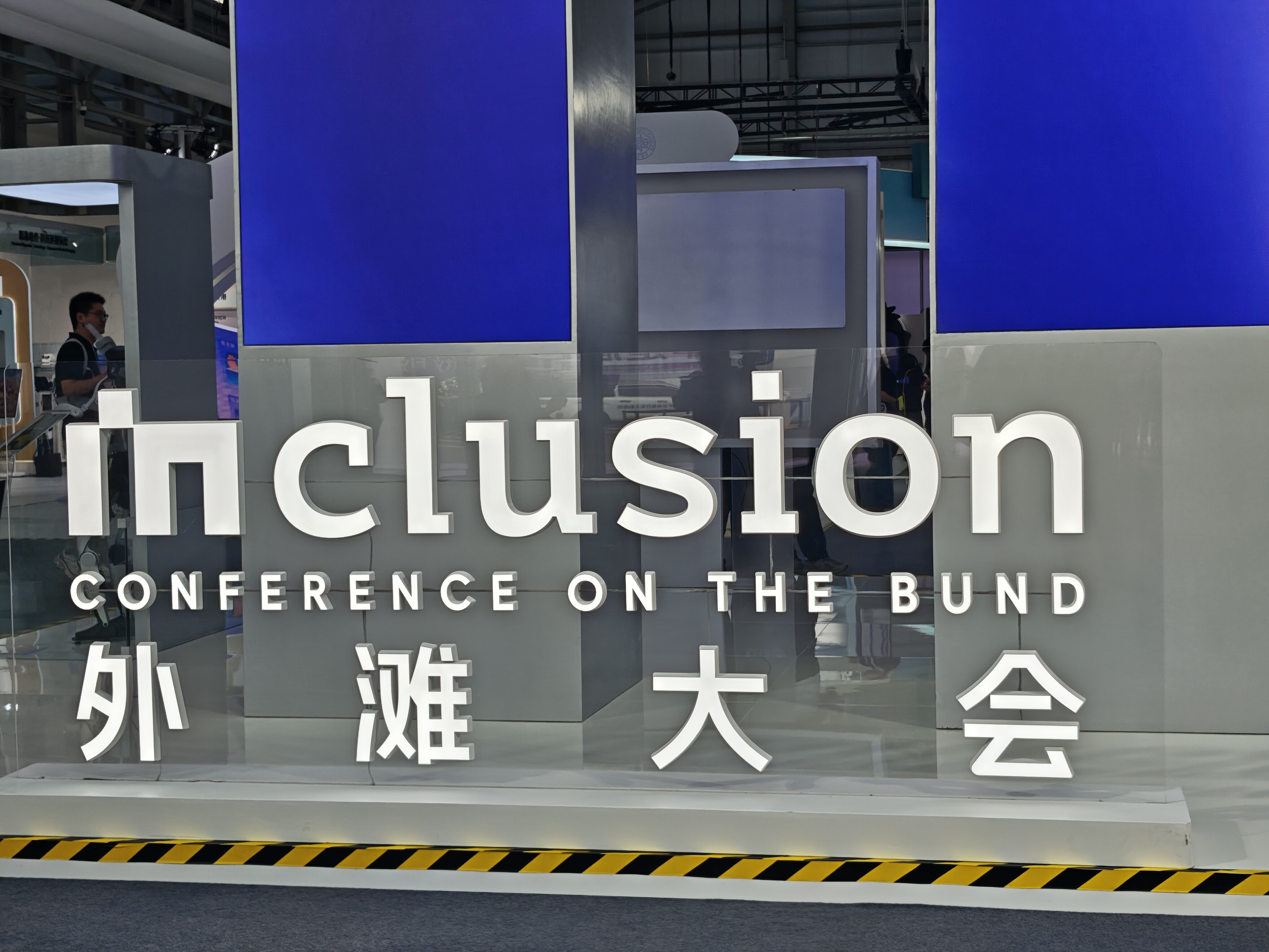 鸿磐在 Inclusions Conference 上展示机器人关节电机，并与 AI 专家展开积极讨论