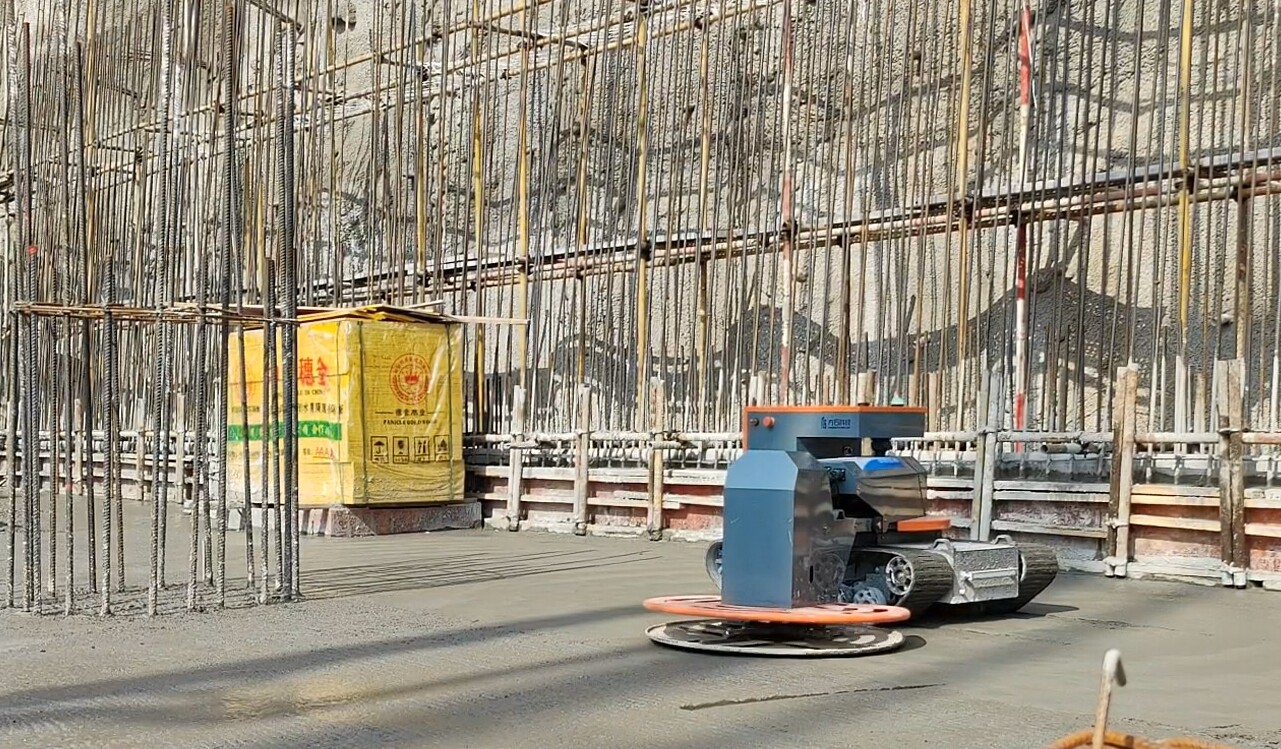 配备RV减速机的混凝土浇筑施工机器人