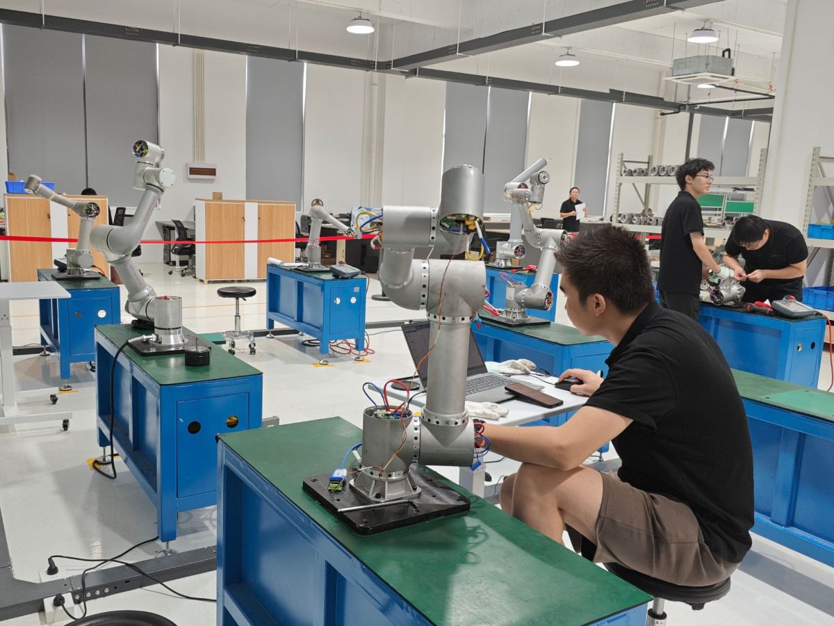 采用T型谐波旋转关节模块的协作机器人臂 采用T型谐波旋转关节模块的协作机器人臂